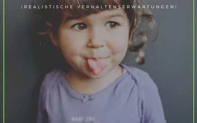3- und 4-Jährige: realistische Verhaltenserwartungen – Kleinkind streckt die Zunge heraus