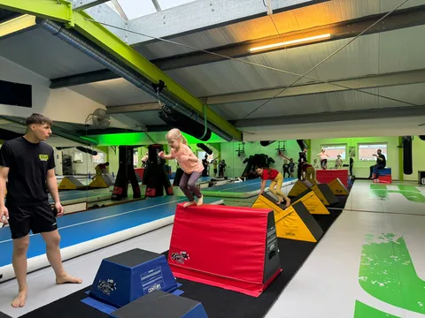 Kinder feiern Geburtstag in einer Sportschule